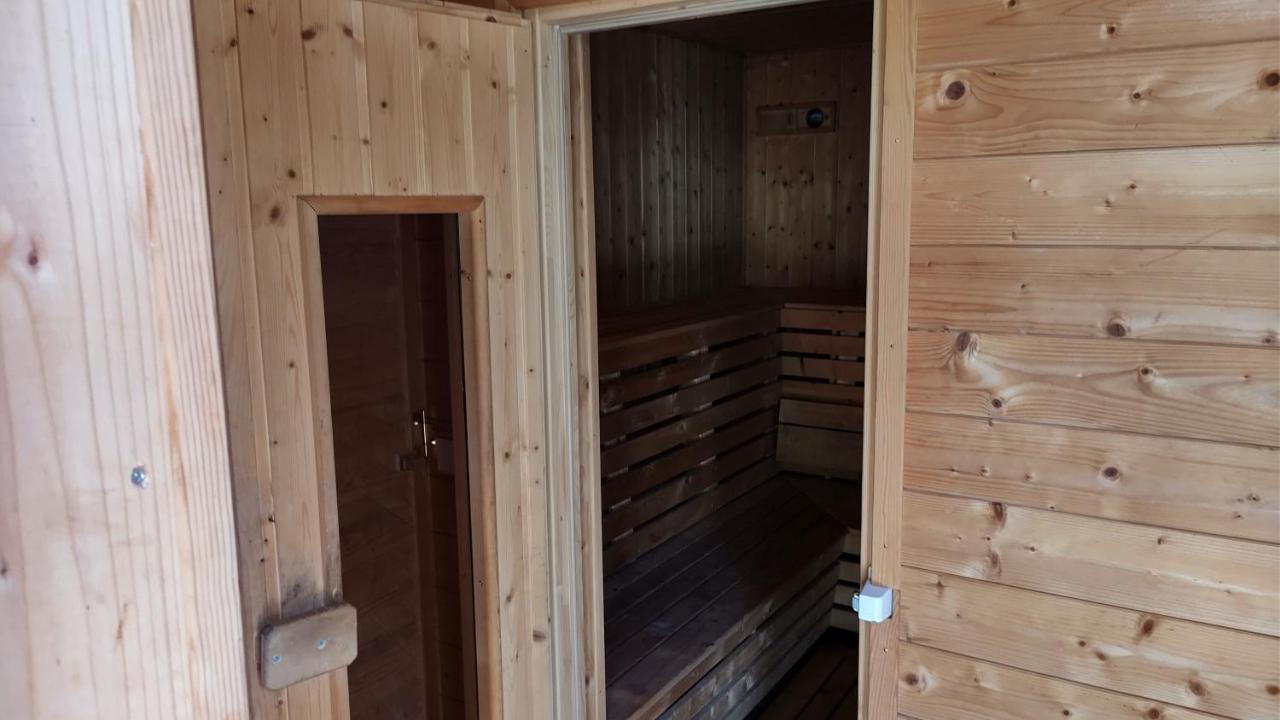 Grosse Wohnung / Haushaelfte In Peetzig Am See Angermunde Eksteriør billede
